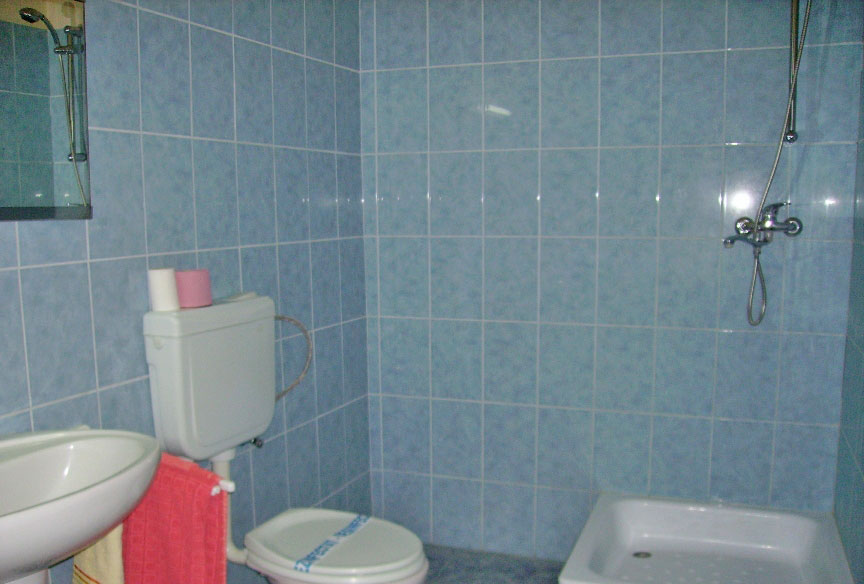 Camere de baie in caminul de batrani Sfantul Sava Cluj