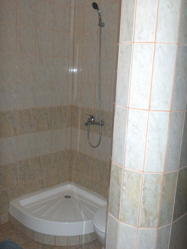 Camere de baie in caminul de batrani Sfantul Sava Cluj
